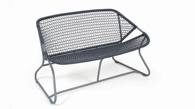 Amusant come back pour cette nouvelle gamme « Sixties » désignée par Frédéric Sofia pour Fermob. Déclinée en banquette, fauteuils et table basse, les structures en tube aluminium et en polymère tressé (résine technique haute densité) sont traitées « haute protection » pour un usage extérieur sans soucis.