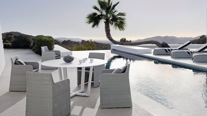 La collection Wicker 2012 de Manutti est une ligne de tables et de chaises d’avant-garde, aux formes arrondies. La structure des éléments est en aluminium époxy, les assises et dossiers des fauteuils sont en rotin, et le plateau de table est en céramique, disponible dans huit teintes différentes.