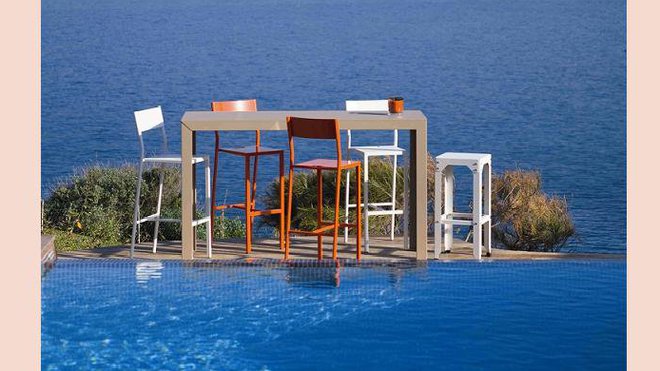 La table Zonda a été dessinée par l’Agence Avant Première pour Matière Grise. Légèreté est le maître-mot pour ce mange debout aux pieds droits ou effilés, accompagné de la chaise UP.