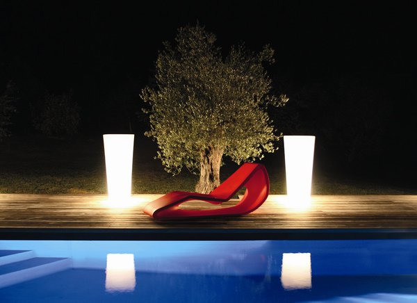 Modèle organique chez Qui est Paul: design très pur pour cette chaise longue en polyéthylène HD teinté dans la masse, 100 % recyclable, résistante aux UV et aux températures extrêmes.