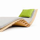 Imaginée par designers Fritsch et Durisotti pour Turribiny, Bee est une chaise longue aux lignes courbes et épurées, sur une structure alvéolaire, avec un assemblage type nid d’abeilles, pour une surface brillante et un toucher doux et soyeux, s’intégrant à tous les environnements.