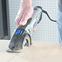 Etape 2 : ensuite, coupez un panneau de particules assurant la rigidité nécessaire à l’arrière de la structure du bar. Mesurez et marquez une surface de 130 cm x 101,5 cm avec le DSM20 et le disque à tronçonner multi-usage spécial découpe à ras DSM600.