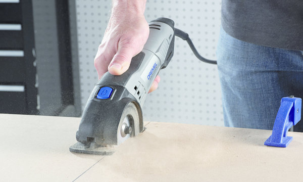 Etape 5 : maintenant, coupez deux panneaux de particules assurant la rigidité nécessaire à l’arrière des structures latérales du bar. Mesurez et marquez une surface de 75 cm x 101,5 cm. Immobilisez le panneau de particules en position à l’aide d’un serre-joint. Découpez les panneaux à l’aide de votre outil DSM20 équipé d’un disque DSM500.