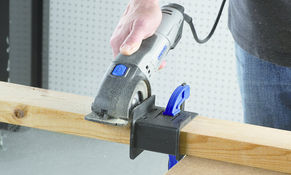 Etape 9 : réalisez la structure de votre dessus de bar en coupant deux longueurs de 78 cm et une longueur de 152,5 cm dans un tasseau de 38 mm x 89 mm à l’aide du DSM20 avec la lame spéciale découpe à ras DSM600 et le guide de découpe 38 mm x 89 mm.