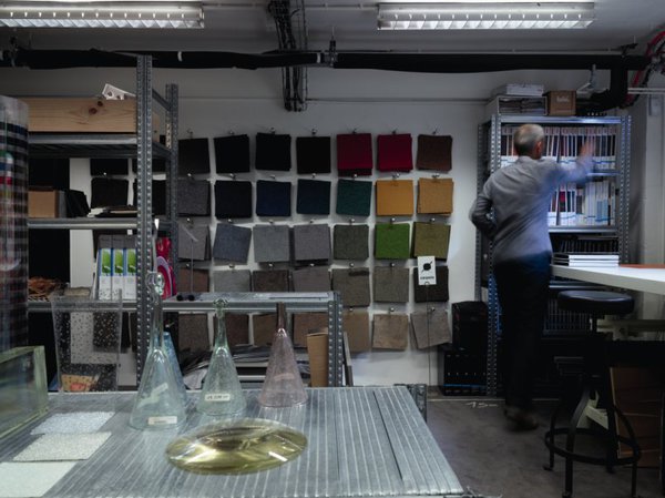 Recherche &amp;amp;amp;amp;amp;amp;amp;amp;amp;amp; Développement dans la matériauthèque. C’est l’univers même de réflexion sur les matières envisagées. L’assemblage, la superposition y sont les maîtres mots.