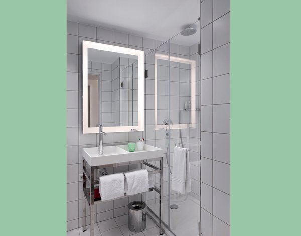 L’hôtel Mama Shelter de Marseille prône une idée de taille : la simplicité, mais luxueuse. C’est dans un environnement sobre que vous trouverez tout le confort et la modernité actuelle dont vous aurez besoin. La salle de bains en est une preuve : blanc, inox... elle séduit par les détails qui font la différence.