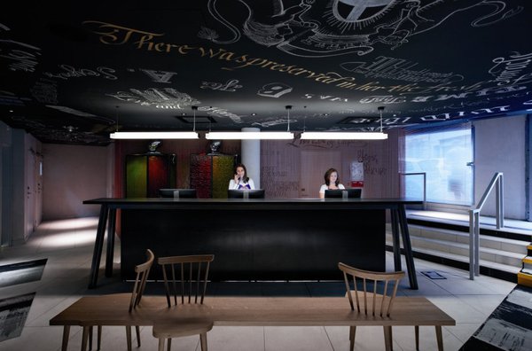 Ouvert de 17 heures à 1 heure du matin, le bar que vous propose le Mama Shelter de Marseille, est un mélange de modernité, de convivialité, et invite à la détente.