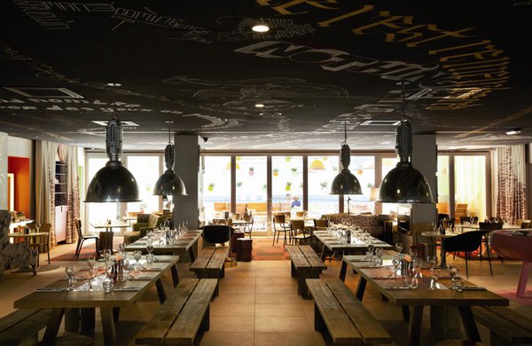 L’ambiance cosy, simple mais pensée, ne donne envie que d’une chose : se retrouver en famille ou entre amis autour d’un repas traditionnel, allant de 17 euros à 37 euros en moyenne.