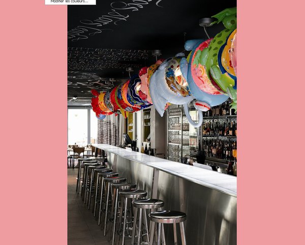 Le décor décalé, fait tout le charme du bar. Luminaires détournés, et colorés, il ne sera pas étonnant de trouver des guitares suspendues au plafond...