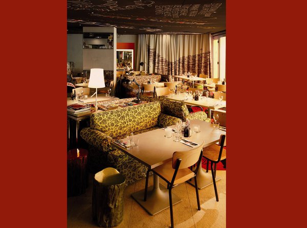 L’alliance de matériaux bruts, et de textiles plus raffinés, rend l’atmosphère conviviale. Le plafond noir, tend à rapetisser la pièce pour encore plus de chaleur humaine.