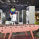 Le baby foot XXL est l’élément phare de la décoration des lieux communs. Rose pâle, il appelle au partage, et à la détente.