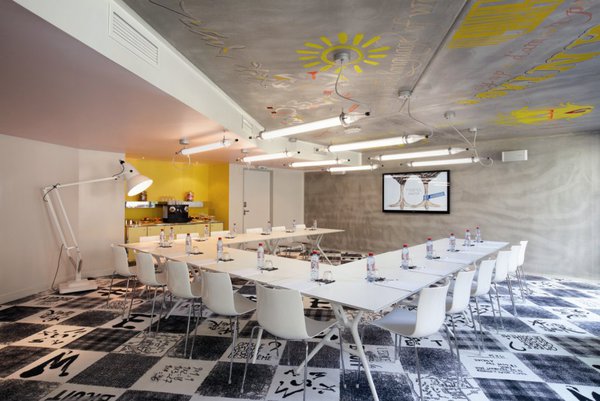 Des salles de réunions sont disponibles dans l’hôtel. Plus claires, les touches de couleur jaune citron éveillent les sens, et amènent un peu de peps à la pièce, sobre.