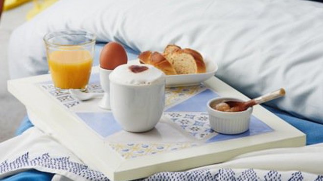 Plateau en mosaïque, joli et fonctionnel réalisé très facilement avec des carreaux disposés dans un cadre en bois.