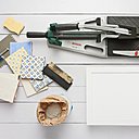 Le matériel qu'il vous faut : coupe carrelage Bosch PTC 470, des carreaux, du ciment colle, du joint, un platoir, une éponge.