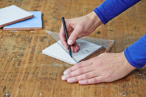 Tracez les formes sur le carrelage au crayon et à l'aide d'une équerre