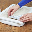 Après avoir posé le ciment colle à l'intérieur du cadre avec un peigne, disposez les carreaux en exerçant une pression.