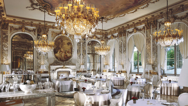 Alain Ducasse est le chef des cuisines des deux restaurants du Meurice. Dans un décor luxueux, abondant, et royal, dégustez les plats raffinés du chef, sous des peintures et fresques murales d’exception. Alain Ducasse est le chef des cuisines des deux restaurants du Meurice. Dans un décor luxueux, abondant, et royal, dégustez les plats raffinés du chef, sous des peintures et fresques murales d’exception.