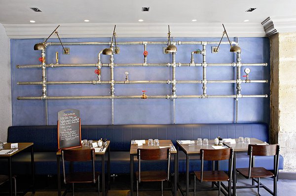 Tout est question de subtilité dans cet hôtel. Le bleu est la couleur omniprésente et mariée avec précision et réflexion à la mosaïque du sol. De grands plafonds de verre apportent toute la luminosité nécessaire à l’espace.