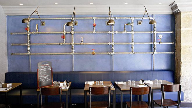 Tout est question de subtilité dans cet hôtel. Le bleu est la couleur omniprésente et mariée avec précision et réflexion à la mosaïque du sol. De grands plafonds de verre apportent toute la luminosité nécessaire à l’espace.