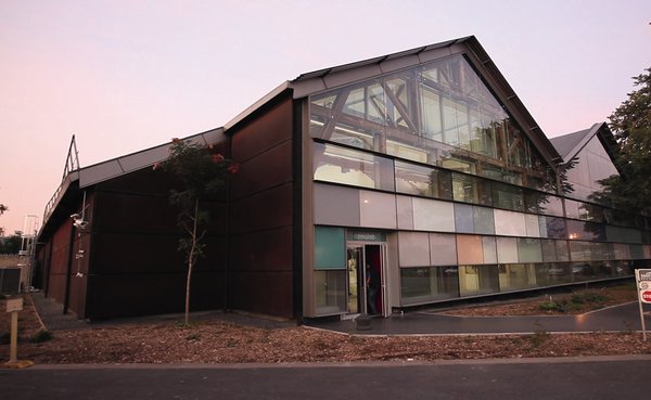 Domolab était autrefois un entrepôt de stockage située à Aubervilliers. Partenaire du groupe Saint Gobain, Domolab est le résultat d’une métamorphose comme il en existe peu.