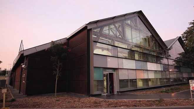 Domolab était autrefois un entrepôt de stockage située à Aubervilliers. Partenaire du groupe Saint Gobain, Domolab est le résultat d’une métamorphose comme il en existe peu. Domolab était autrefois un entrepôt de stockage située à Aubervilliers. Partenaire du groupe Saint Gobain, Domolab est le résultat d’une métamorphose comme il en existe peu.