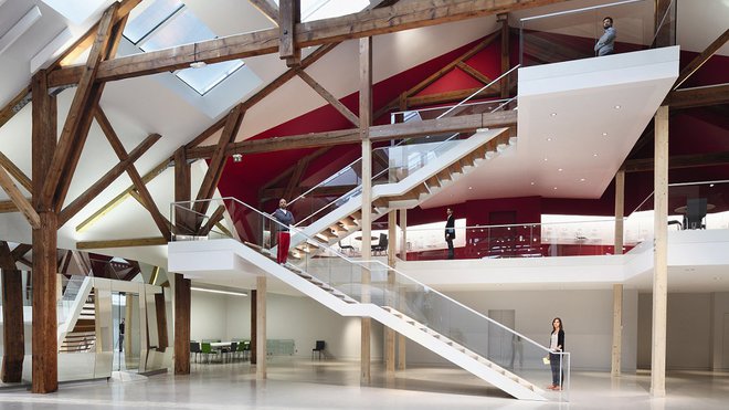 Domolab est devenu un bâtiment presque en open space. Quelques poutres apparentes en bois structurent l’espace, et lui apporte du caractère. Domolab est devenu un bâtiment presque en open space. Quelques poutres apparentes en bois structurent l’espace, et lui apporte du caractère.