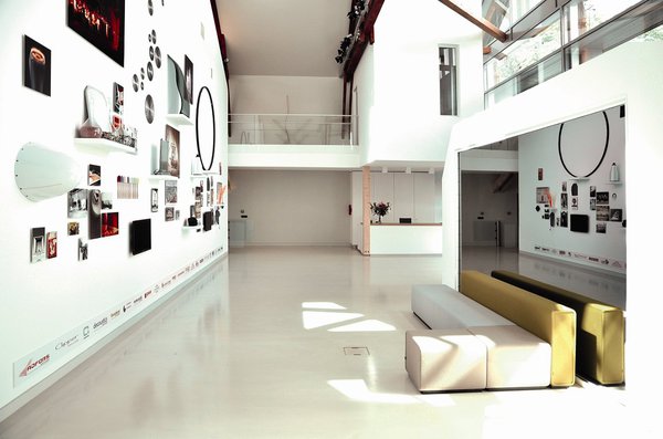 La décoration est basée sur trois couleurs : le blanc, le gris et le rouge. Les murs sont jonchés de décorations en tout genre, mêlant formes géométriques rondes et rectangulaires pour plus de modernité.