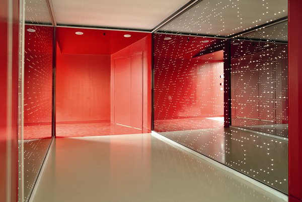 Antre de la modernité et des nouvelles technologies, cette pièce invite au voyage dans le futur. Les LEDS sont une alternative de qualité pour éclairer et égayer une pièce.