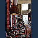 Les hauteurs de plafonds apportent grandeur et luminosité. La dentelle reste néanmoins l’élément décoratif omniprésent dans ce casino. Dans le restaurant, les couleurs rouge et bleu rehaussent le mobilier en bois.