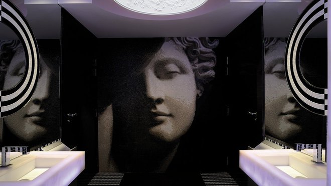 Les sanitaires n’échappent pas à la règle ! Modernes par le mobilier très récent, la touche baroque est toujours présente avec les coloris noir et blanc.