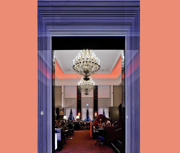 Les jeux de lumières sont importants au Casino Grand Cercle. Entre les luminaires, les hauteurs de plafonds et les LEDs, tout est réuni pour créer une atmosphère intimiste.