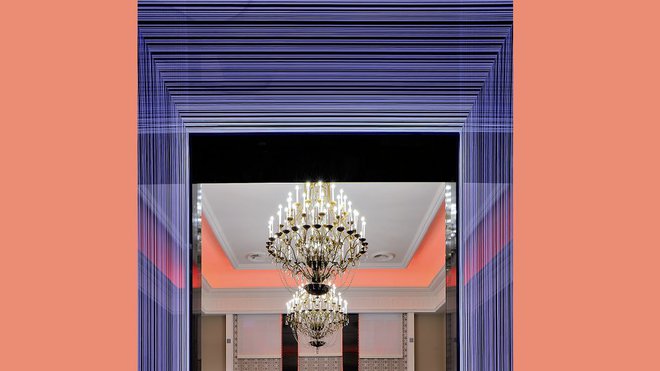 Les jeux de lumières sont importants au Casino Grand Cercle. Entre les luminaires, les hauteurs de plafonds et les LEDs, tout est réuni pour créer une atmosphère intimiste.