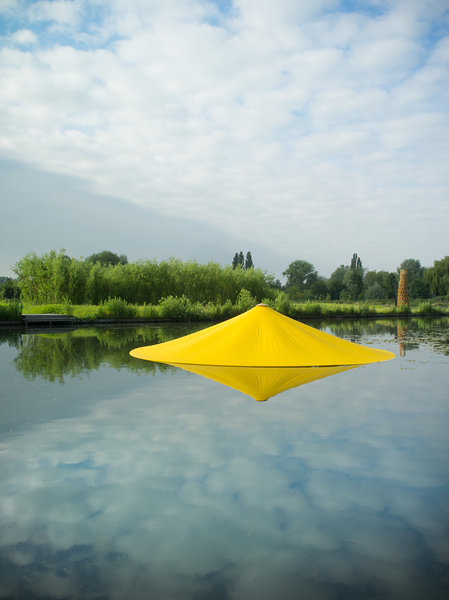 Igné est un volcan en toile tendue de la plasticienne Angela Kornie, l’ellipse se veut allégorie du paysage tel un Mont Fuji Amiènois.