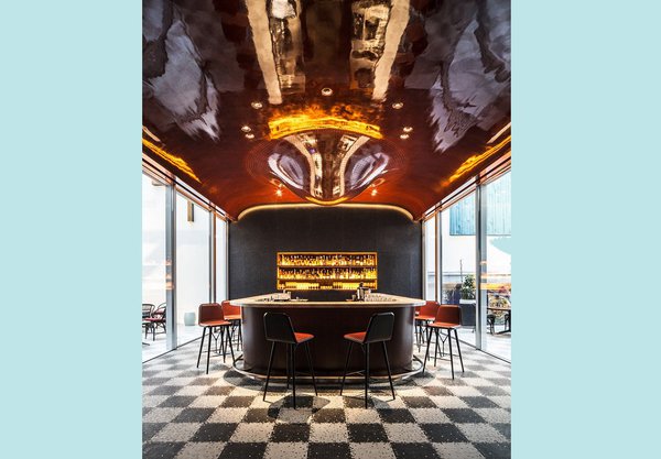 Le bar installé entre deux puits de lumière.