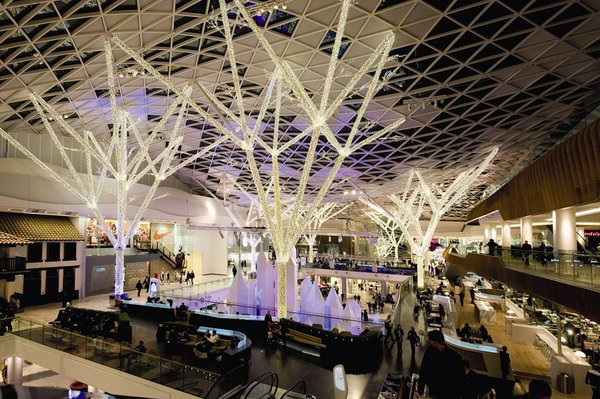 L’entreprise dispose de 19 filiales partout dans le monde. A Londres, par exemple, les illuminations prennent des allures de créations extraordinaires et surprenantes.