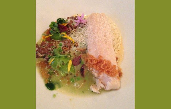 Omble chevalier cuit doucement, petit pois et champignons sauvage à la cardamome noire du Vietnam.