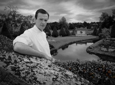 Jeune chef formé par des étoilés de renom, Arnaud Faye est aux commandes des cuisines du restaurant gastronomique La Table du Connétable à Chantilly, à qui il apportera sa première étoile en 2012, puis une seconde étoile en 2014.