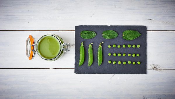 La recette du velouté de petits pois à la menthe. Une recette douce et parfumée qui se conservera parfaitement dans les bocaux Le Parfait.