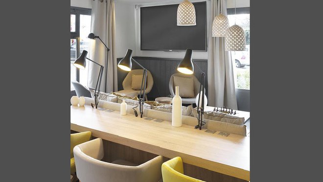 Pour travailler, ou flâner, le Campanile Villepinte propose des espaces adaptés à tous les besoins. Le confort est de mise, sans en oublier la décoration moderne. Coloris pastel et jaune citron pour un instant cocooning. Pour travailler, ou flâner, le Campanile Villepinte propose des espaces adaptés à tous les besoins. Le confort est de mise, sans en oublier la décoration moderne. Coloris pastel et jaune citron pour un instant cocooning.