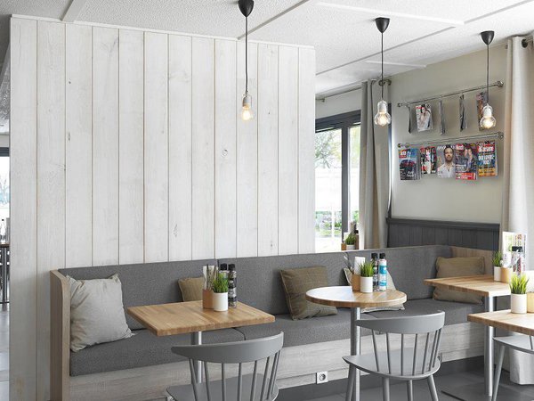 Les formes géométriques apportent un côté moderne et contemporain à l’espace restauration. Les couleurs pastel invitent à l’intimité. Un petit côté urbain ressort, notamment par les luminaires très bruts, ainsi que les tables, aux pieds inox.