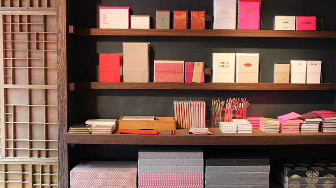 Le mur rose de la boutique Le Typographe rue Mazarine.