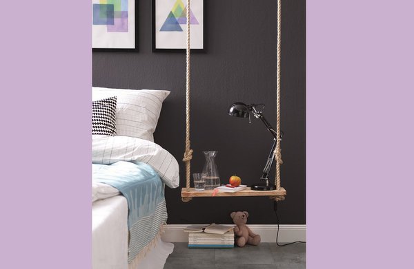 Chevet, table de nuit ou balançoire, vous pourrez y déposer livre de chevet, bouteille d'eau ou réveil matin, et vous aurez la joie de savoir que vous l'aurez fabriqué de vos blanches mains.