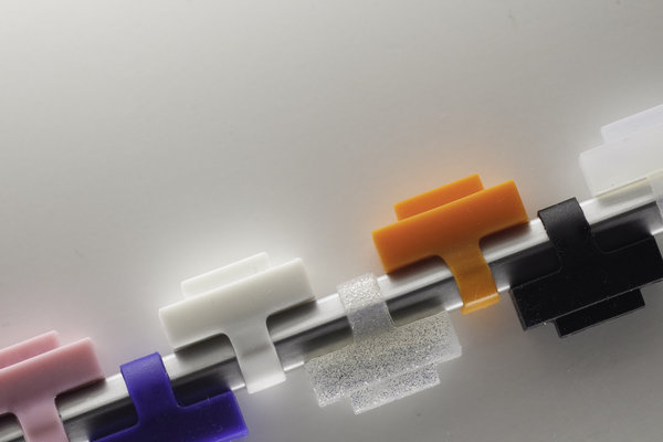 Butées, butoirs et arrêts de portes nécessitent de percer le sol ; avec Stop-Porte, protégez vos murs en ajoutant un accessoire déco à vos poignées de portes.