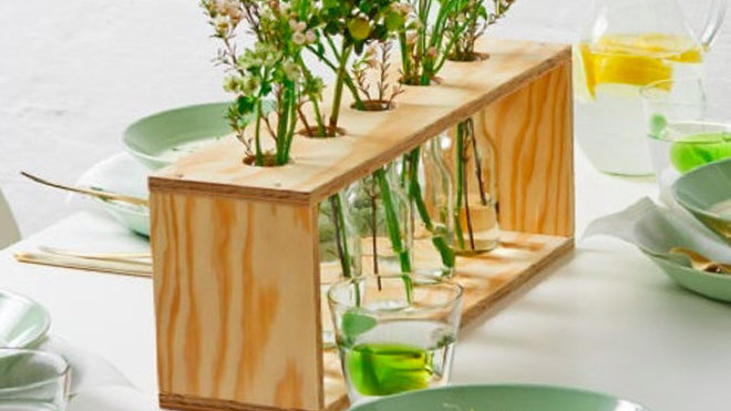 En suivant ce pas à pas constitué de 4 étapes illustrées apprenez à fabriquer un soliflore naturel et dans un esprit chic et récup.