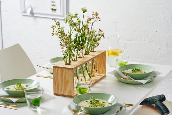 Un soliflore original composé de 5 bouteilles vient égayer les repas d'une table d'été.