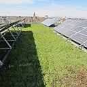 La présence de plantes est nécessaire à la purification de l’air qui nous entoure. Mais les plantes sont également une bonne énergie pour les panneaux solaires qui prennent place sur nos toits ! Beaux et pratiques, voilà les nouvelles fonctions de nos toits.