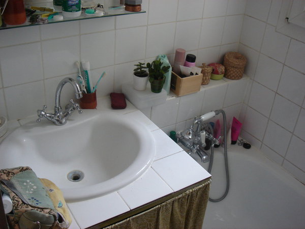 Avant : une salle de bains encombrée avec une vasque trop profonde par rapport à la taille de la pièce.