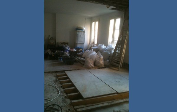 Travaux : les reprises profondes ont permis de renforcer la structure de l’immeuble affaiblie au niveau des anciennes pièces humides et d’isoler les planchers, les plafonds et les murs mitoyens pour le confort sonore.