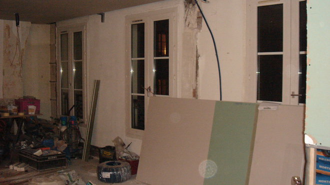 Travaux : démolition des cloisons initiales pour redécouper l’espace et agrandir la pièce de vie principale.