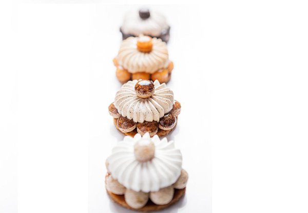 Déclinaison de Saint-Honoré de la collection Les Parisiennes, réalisée par Cédric Grolet. Majestueux, les moindres détails ont été travaillés pour faire de ces pâtisseries de renom, de véritables œuvres d’art.